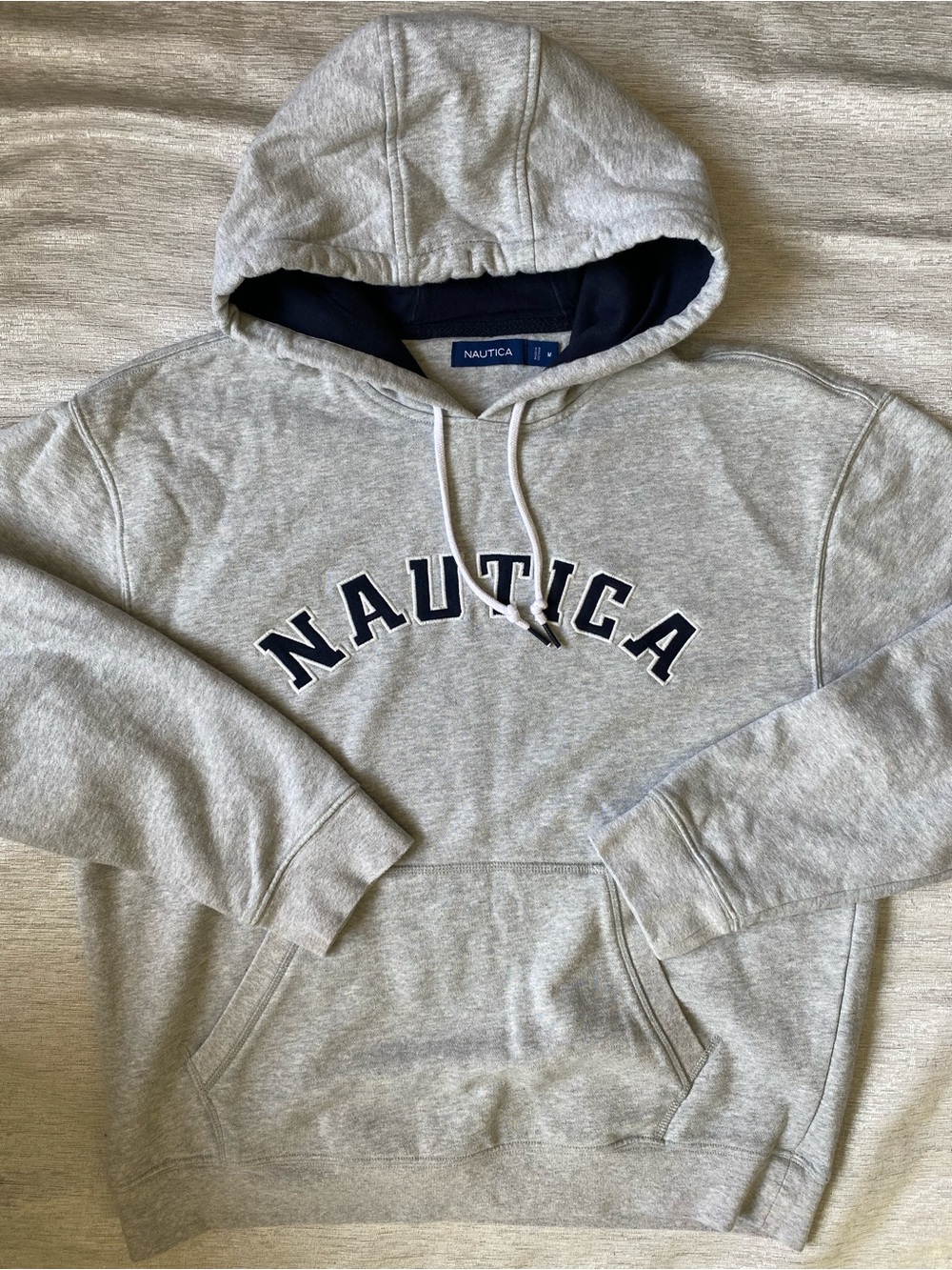 Nautica Men’s Light Gray Fleece Pullover Hoodie with Navy Logo - Picture 3 of 10